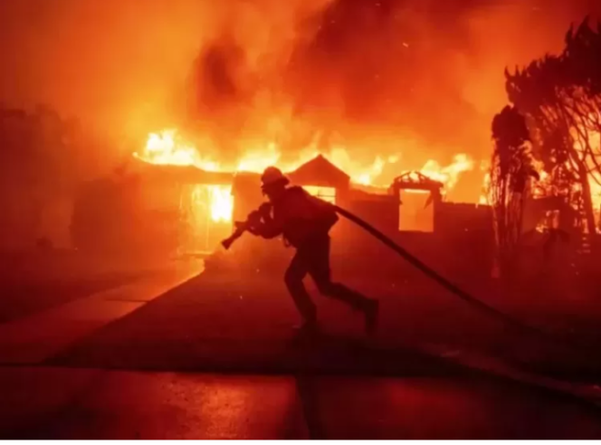 
					Masih Bertarung dengan Kobaran Api, Los Angeles Kesulitan Padamkan Si Jago Merah: