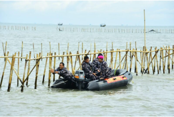 
					Atas Perintah Presiden Prabowo, TNI AL Bersama Masyarakat Bongkar Pagar Laut di Tangerang