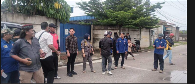 
					ADA APA DENGAN DINAS LINGKUNGAN HIDUP ( LH ) LIMBAH B3 DI PT CIPTA ORION METAL DI DESA SRIAMUR TAMBUN UTARA SELAMA 27 TAHUN DIBIARKAN BEGITU SAJA RESAHKAN WARGA SEKITAR
