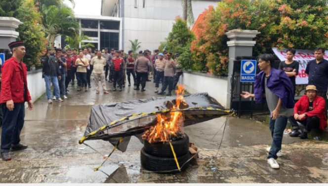 
					Diduga Sarang Mafia Tanah, Kantor ATR BPN di Demo GMNI Hingga Aksi Saling Dorong