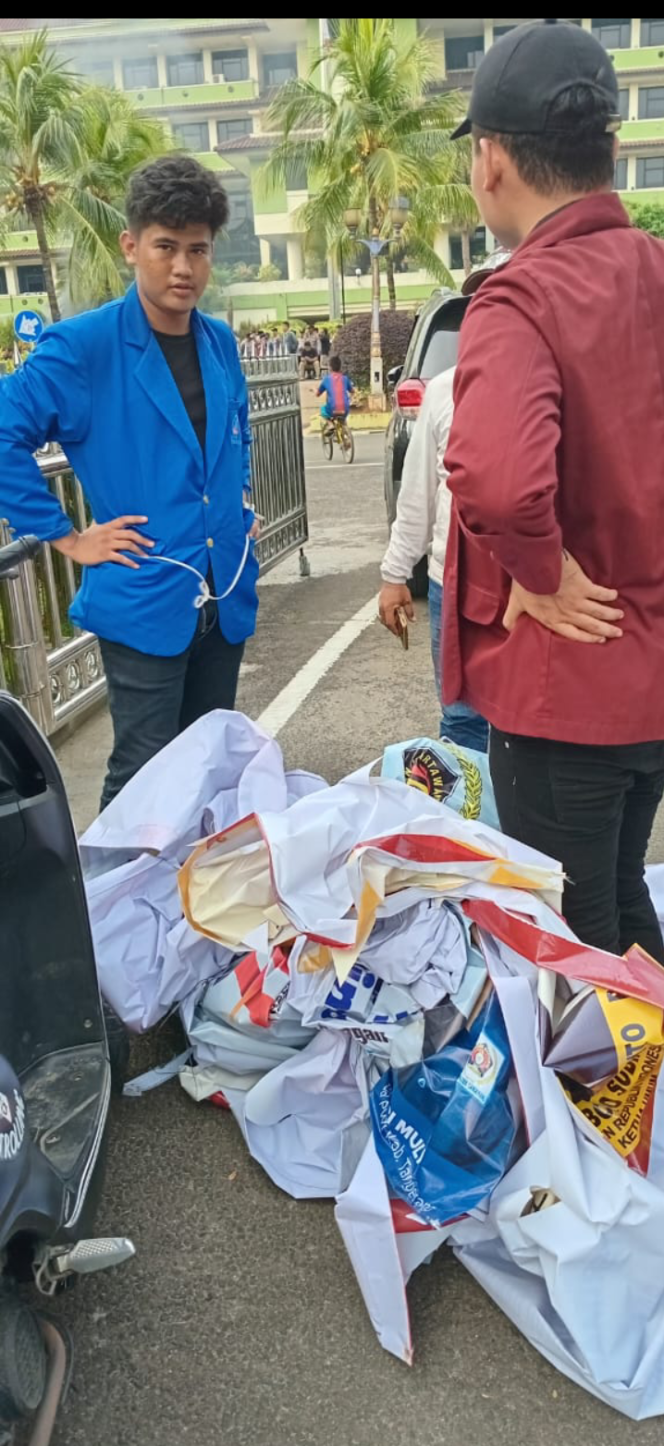 
					Mahasiswa Demo Bakar Spanduk HPN, Wartawan: Ini Pelecehan!