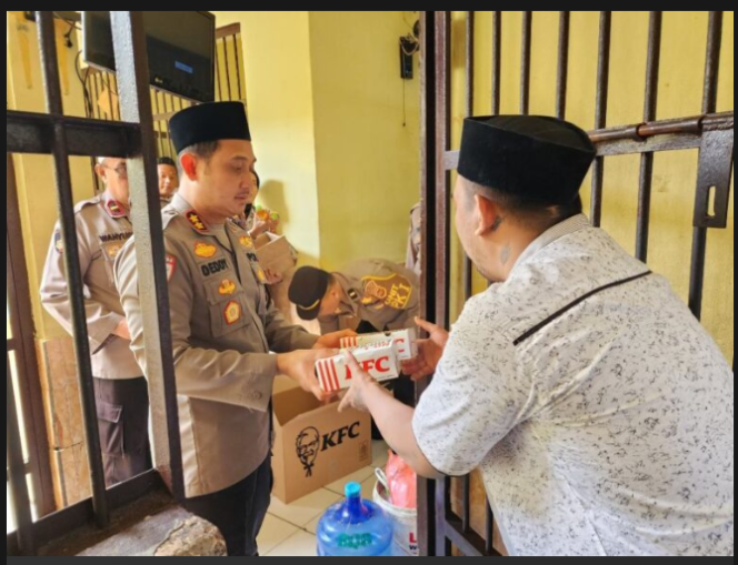 
					Kapolres Belitung AKBP Deddy Dwitiya Putra Berbagi dengan Para Tahanan di Rutan Mapolres Belitung
