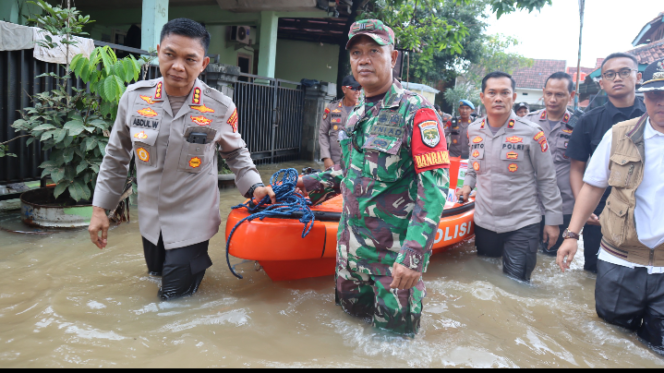 
					Polri-TNI Bagikan Makanan ke Warga Terdampak Banjir di Sawangan, Depok