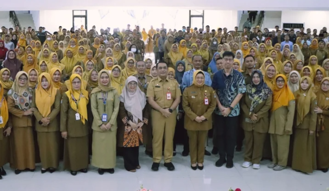 
					Kadisdik H.Dadan Gandana ,Dampingi Wabub Intan Nurul Hikmah Membuka Workshop Pemanfaatan TIK Pembelajaran di SD