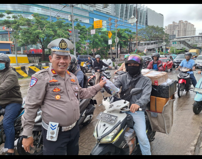 
					Ramadhan Berkah, Satlantas Polres Metro Jakut Berbagi Takjil Kepada Masyarakat