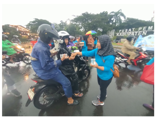
					Ditengah Hujan Deras, Istri Wartawan Bagikan Takjil Kepada Pengguna Jalan di Tigaraksa