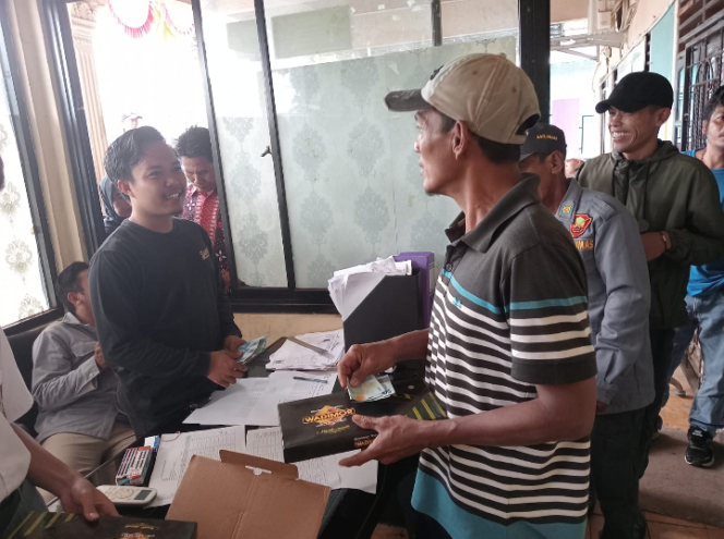 
					Kades Cileles “Amanta” Bagikan Sarung Gratis Untuk Perangkat Desa dan Warganya.