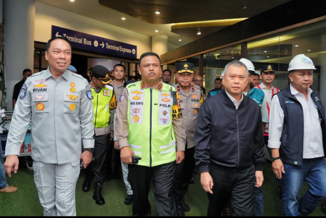 
					Kakorlantas-Menhub Pantau Hari Pertama Operasi Ketupat 2025