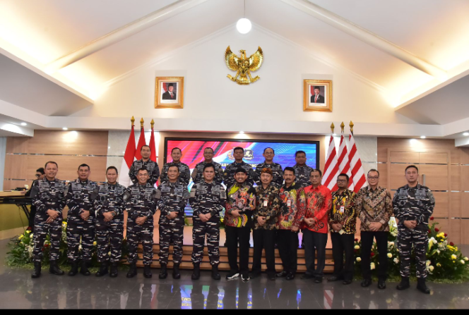
					TNI AL Akan Bangun Pangkalan di Madura, Kasal Terima Aset Tanah Barang Pemerintah Kabupaten Sumenep