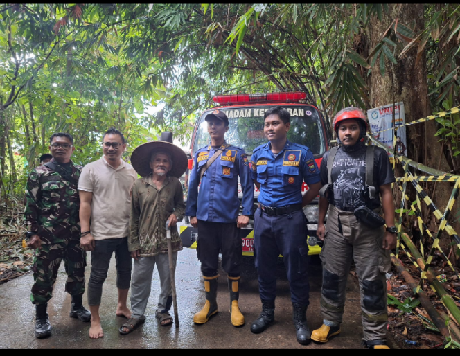 
					Lurah Tigaraksa Turun langsung membersihkan sampah yang menumpuk di wilayah Kelurahan Tigaraksa