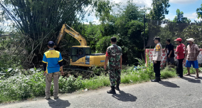 
					Antisipasi Banjir Babinsa Ngemplak Dampingi Tim BBWS Normalisasi Sungai