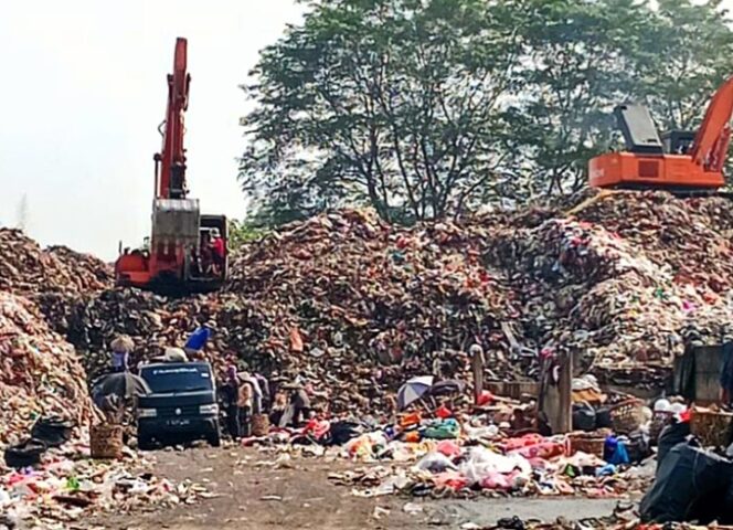 
					Foto tumpukan sampah yang membusuk tanpa pengelolaan di kawasan permukiman warga di Desa Ciakar, Panongan. (Foto: MANtv7)