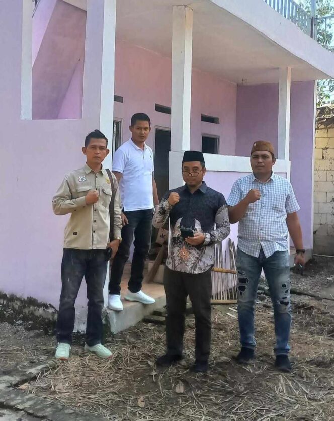 
					Foto proyek Sanitren Pondok Pesantren Al Barkah, Desa Cireundeu, Kecamatan Solear, ditemukan dalam kondisi mangkrak, tak layak pakai, dan jauh dari kata selesai. Temuan lapangan oleh Tim YLPK PERARI, Mantv7.id, dan Kasi PD Pontren Kemenag Kabupaten Tangerang, menyebut progres pembangunan baru 65% tanpa air, listrik, toren, dan finishing bangunan. Sama seperti pemberitaan yang Mantv7.d tayangkan sebelumnya, tidak ada respon dan tindakan sama sekali. (Foto: Mantv7.id)