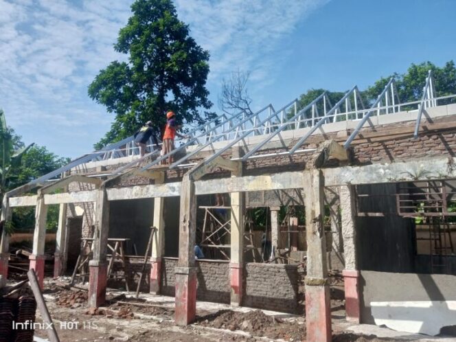 
					Foto realita menunjukkan renovasi gedung lama, padahal judul anggarannya adalah Pembangunan Ruang Kelas Baru. (Foto: IST. Mantv7.id)