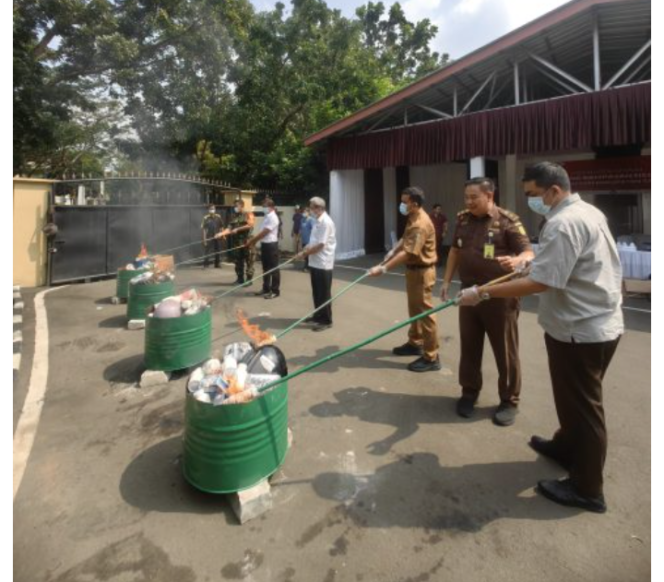
					Kejari Kabupaten Tangerang Musnahkan Barang Bukti Tipidum Sudah Inkracht