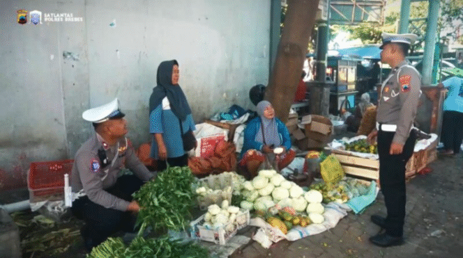 
					Satlantas Polres Brebes Gelorakan Program “Jakwir Lantas”Edukasi Warga Demi Kurangi Kecelakaan