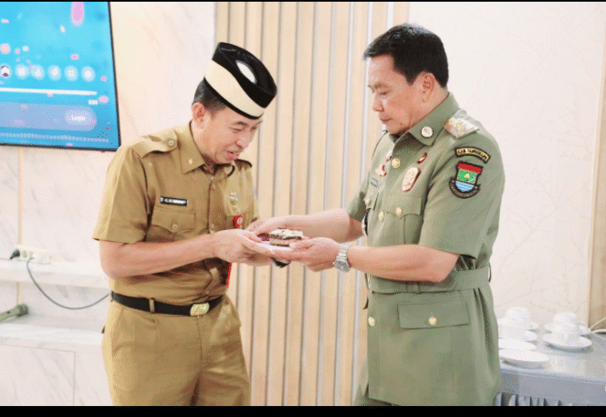 
					Bupati Tangerang Rayakan Ulang Tahun Bersama Kadis Dukcapil Kabupaten Tangerang