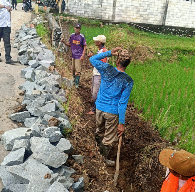 
					Miris, Proyek Di Duga Tak Bertuan, Kegiatan Turap Kp Babakan Desa Cisoka Kecamatan Cisoka Abaikan K3 Dan Papan Informasi