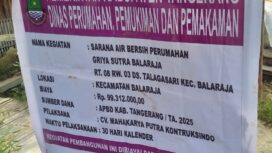 Papan proyek Proyek Air Bersih di Griya Sutra Balaraja Tidak Sesuai Prosedur: Warga Pertanyakan Pengawasan. (Foto: Mantv7.id)