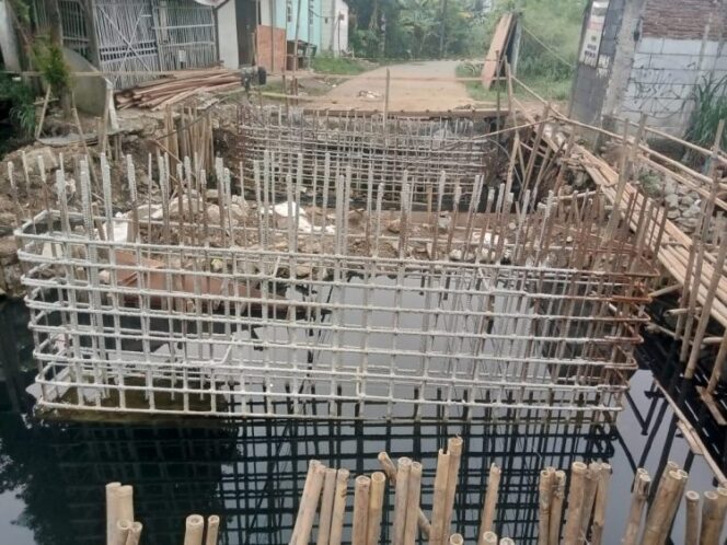
					Foto jarak cincin (begel) pada tulangan struktur jembatan diduga melebihi standar, yakni mencapai 20–30 cm dari semestinya 10–15 cm. Hal ini memunculkan indikasi pengurangan material. (Foto: IST. Mantv7.id)