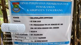 Foto papan proyek Proyek pemagaran Tempat Pemakaman Umum (TPU) Kampung Renged RT 001 RW 001, Desa Renged, Kecamatan Kresek, disorot tajam oleh publik. (Foto: Mantv7.id)