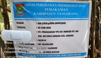 Foto papan proyek Proyek pemagaran Tempat Pemakaman Umum (TPU) Kampung Renged RT 001 RW 001, Desa Renged, Kecamatan Kresek, disorot tajam oleh publik. (Foto: Mantv7.id)