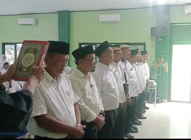 
					DISUMPAH DI ATAS KITAB SUCI AL-QURAN SELURUH KETUA DAN ANGGOTA BADAN PERMUSYAWARATAN DESA(BPD) SE-KECAMATAN CISOKA BERJANJI AKAN PATUH DAN MEMATUHI SUMPAH YANG DI UCAPKAN.