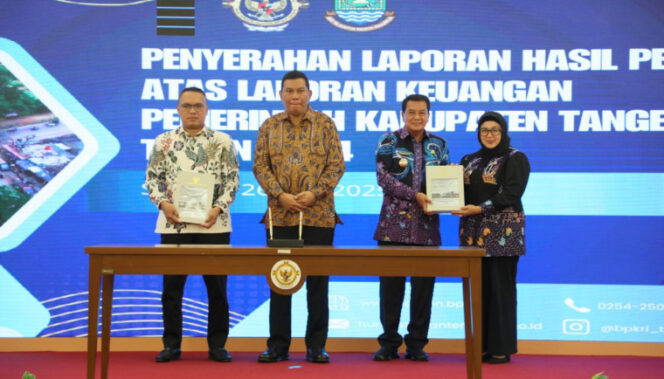 
					Foto Maesyal Dan Intan mewakili Pemerintah Kabupaten (Pemkab) Tangerang menerima penghargaan kembali meraih predikat Wajar Tanpa Pengecualian (WTP) untuk ke-17 kalinya secara berturut-turut dari Badan Pemeriksa Keuangan Republik Indonesia (BPK RI) Perwakilan Banten atas Laporan Keuangan Pemerintah Daerah (LKPD) Tahun 2024. (Foto: IST. Mantv7.id)