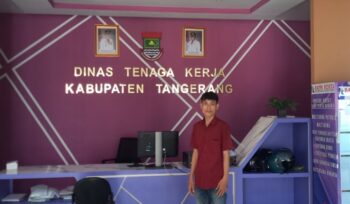 Foto Dedy Kurniawan Humas DPD YLPK PERARI Banten mengantarkan surat klarifikasi terkait perusahaan yang memberikan upah dibawah UMR. (Foto: Mantv7.id)