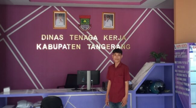 Foto Dedy Kurniawan Humas DPD YLPK PERARI Banten mengantarkan surat klarifikasi terkait perusahaan yang memberikan upah dibawah UMR. (Foto: Mantv7.id)
