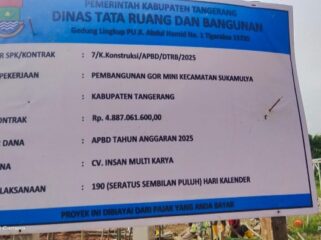Foto papan informasi proyek Pembangunan Gedung Olahraga (GOR) Mini di Kecamatan Sukamulya, Kabupaten Tangerang. (Foto: Mantv7.id)