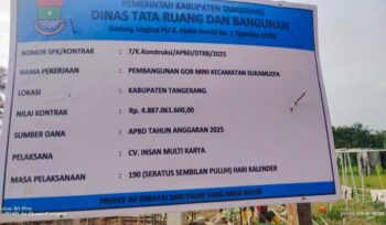 Foto papan informasi proyek Pembangunan Gedung Olahraga (GOR) Mini di Kecamatan Sukamulya, Kabupaten Tangerang. (Foto: Mantv7.id)