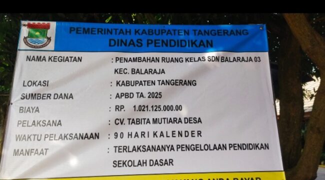 Foto papan proyek Proyek penambahan ruang kelas di SDN 3 Balaraja, Kecamatan Balaraja, Kabupaten Tangerang, kembali menuai sorotan tajam. Proyek senilai Rp 1.021.125.000, di bawah Satuan Kerja Dinas Pendidikan Kabupaten Tangerang dan dikerjakan oleh CV. Tabita Mutiara Desa. (Foto: Mantv7.id)