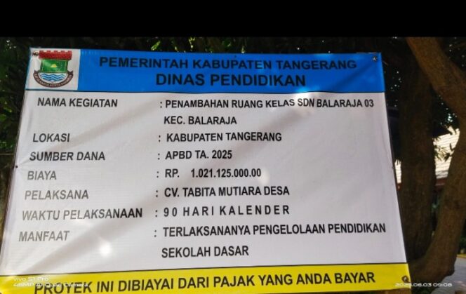 
					Foto papan proyek Proyek penambahan ruang kelas di SDN 3 Balaraja, Kecamatan Balaraja, Kabupaten Tangerang, kembali menuai sorotan tajam. Proyek senilai Rp 1.021.125.000, di bawah Satuan Kerja Dinas Pendidikan Kabupaten Tangerang dan dikerjakan oleh CV. Tabita Mutiara Desa. (Foto: Mantv7.id)
