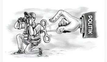Ilustrasi gambar seorang jurnalis dalam genggaman si Tuan Dalang. (Foto: IST. Mantv7.id)