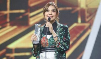 Najwa Shihab memberikan pidato yang membahas tugas jurnalis hingga mengajak orang-orang untuk berani menyuarakan kebenaran di Indonesian Television Awards. (Foto: IST.Mantv7.id)