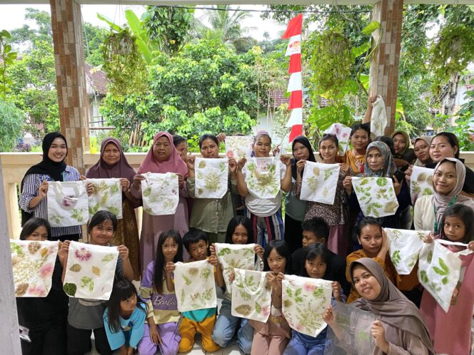 
					Mahasiswa KKM 70 UNIBA, Ajak Warga Desa Malanggah Belajar Karya Bernilai Jual Melalui Kegiatan Ecoprint