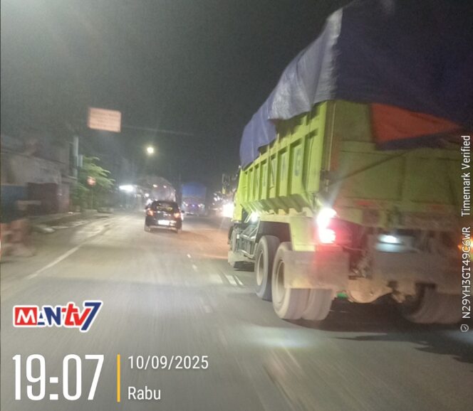 
					Pejabat Kabupaten Tangerang Kalah Kuat dari Dump Truck?: Dump Truck Bebas Berkeliaran di Luar Jam Operasional, Aturan Tinggal Pajangan, Rakyat Hirup Debu