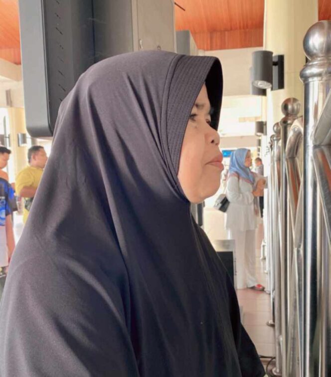 
					Cinta Abadi Bu Mawar: 20 Tahun Setia ‘Curhat’ di Pusara Suami, Kisah Romeo & Juliet Dari Kabupaten Tangerang